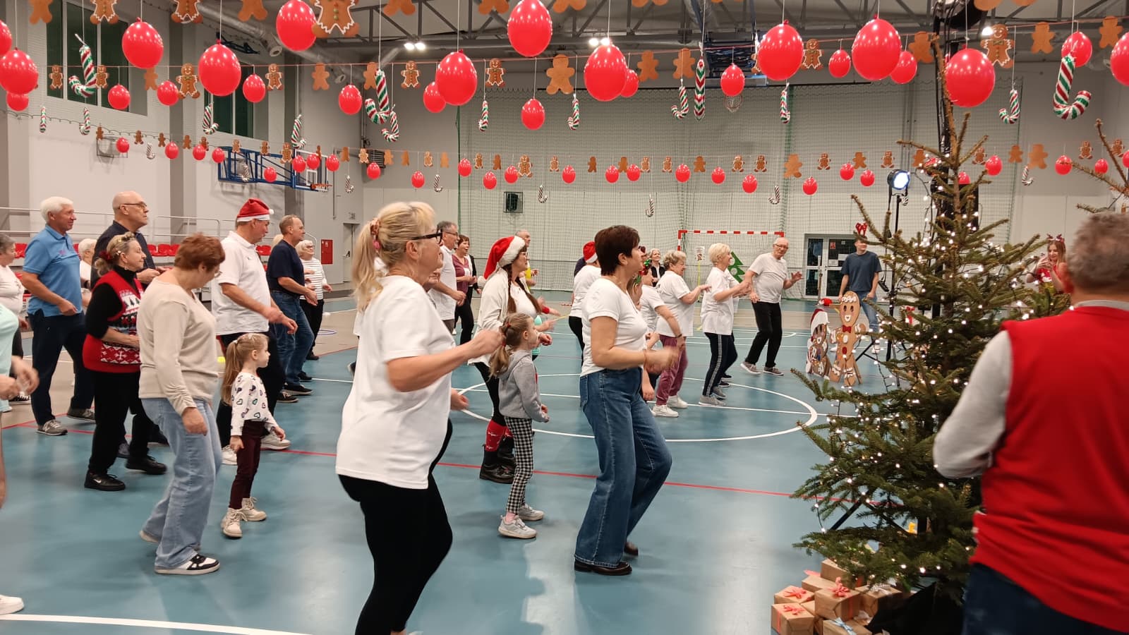 Sportowe Mikołajki UTW w Powiatowym Centrum Sportu w Nowym Tomyślu!